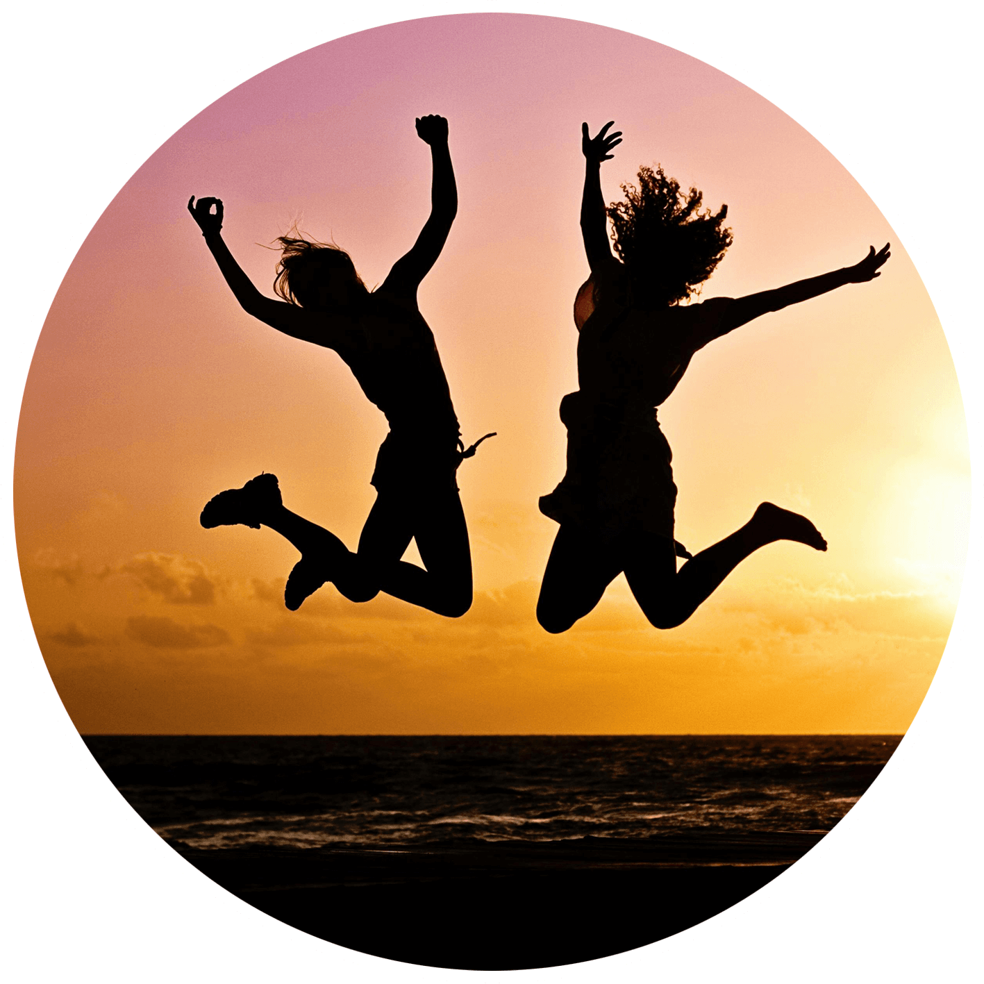 Naplementés tengerparton felugró fiatal férfi és nő sziluett képe